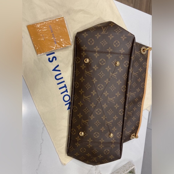 Louis Vuitton
Artsy Handbag Monogram Canvas MM - Picture 6 of 6
